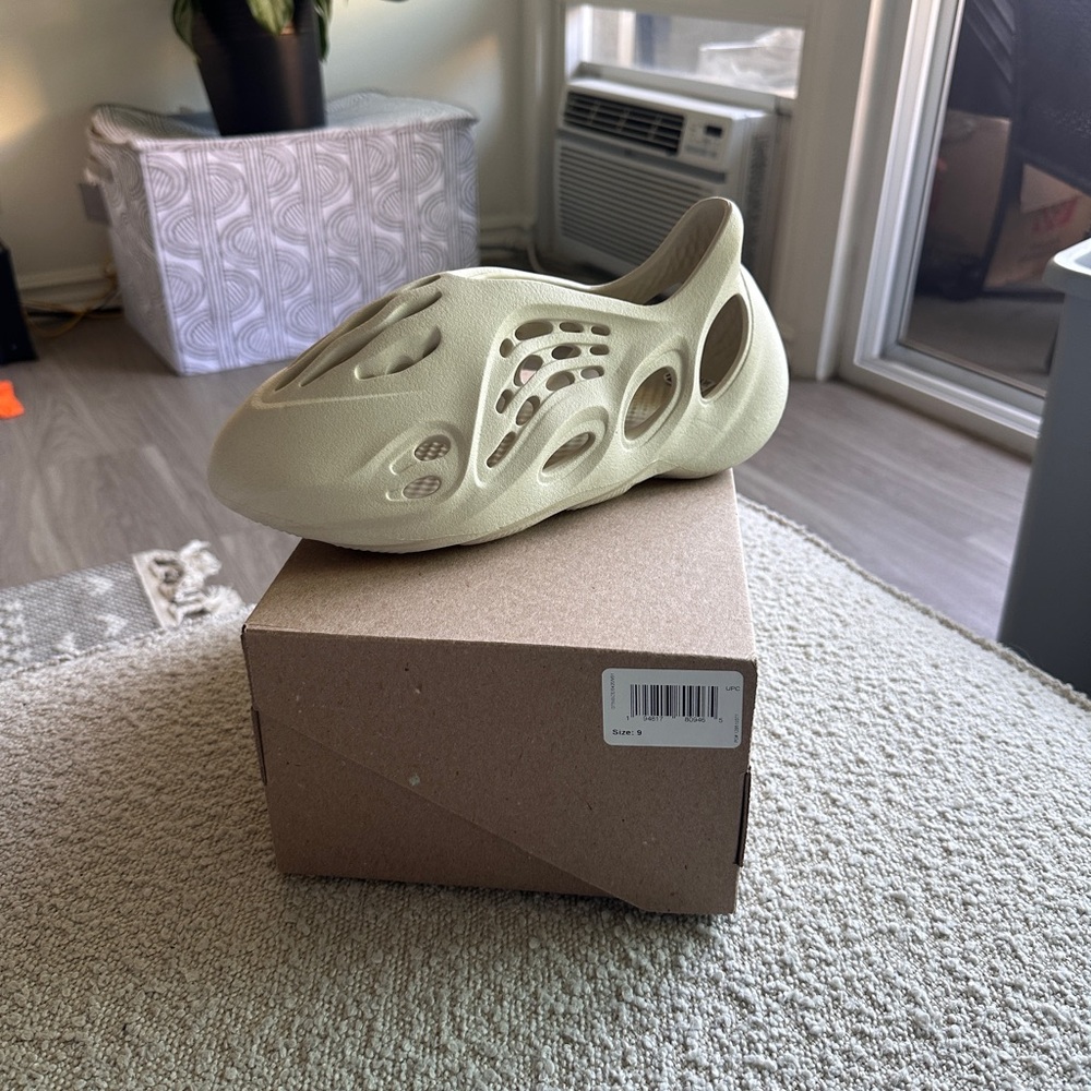 NWT adidas Yeezy Foam RNNR - Sand - Size 9